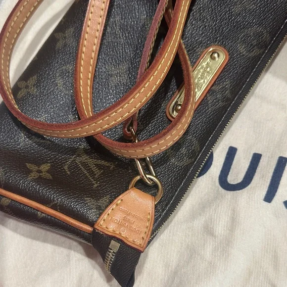 Louis Vuitton Monogram Crossbody Bag - Picture 9 of 16